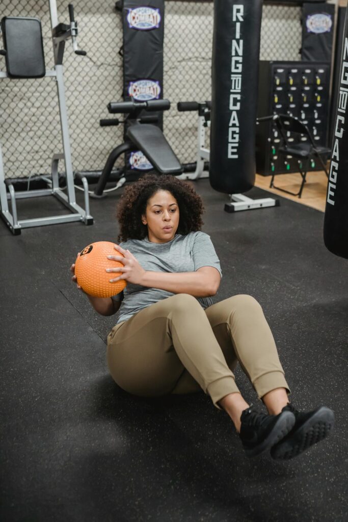 woman doing Russian twists, showing the difference of traditional strength training vs functional strength training