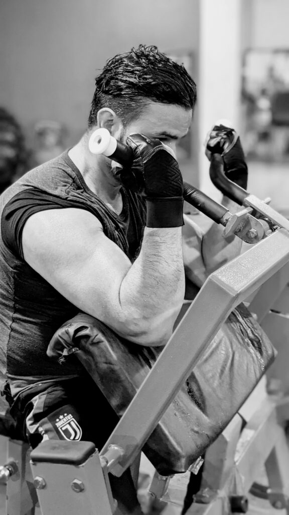 man using a machine, showing the difference of traditional strength training vs functional strength training